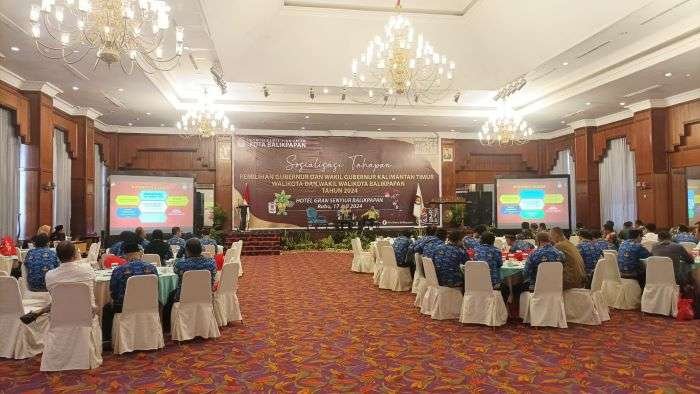 KPU Kota Balikpapan gelar Sosialisasi Tahapan Gubernur, Wakil Gubernur Kaltim, Wali Kota dan Wakil Wali Kota Balikpapan, di Grand Senyiur Hotel Balikpapan, pada hari Rabu (17/7/2024). Foto: BorneoFlash/Niken Sulastri