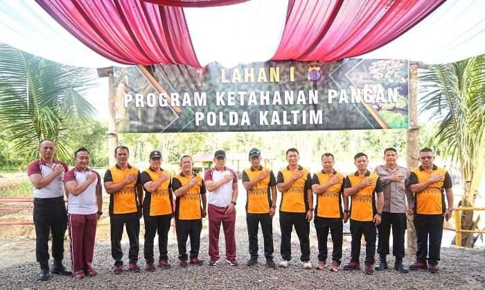 Kapolda Kaltim Irjen Pol Drs. Nanang Avianto, M.Si., meresmikan Lahan I Program Ketahanan Pangan di Mako Sat Brimobda Kaltim KM 13 Balikpapan, Jumat (05/07/2024). Foto: HO/Humas Polda Kaltim