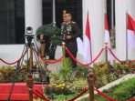 Kapolresta Balikpapan Kombes Pol Anton Firmanto saat memimpin upacara, di Halaman Balai Kota Balikpapan, pada hari Senin (1/72024). Foto: BorneoFlash/Niken Sulastri