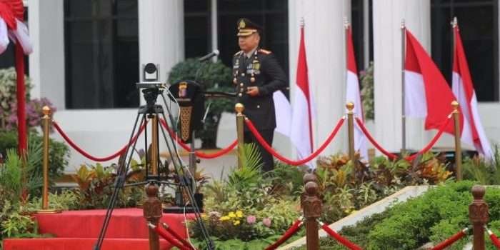 Kapolresta Balikpapan Kombes Pol Anton Firmanto saat memimpin upacara, di Halaman Balai Kota Balikpapan, pada hari Senin (1/72024). Foto: BorneoFlash/Niken Sulastri