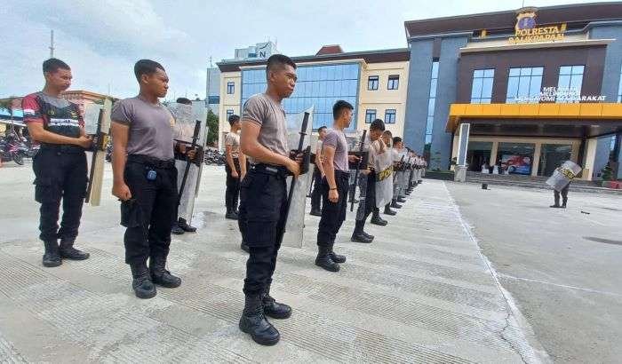 Kegiatan Pelatihan kemampuan Pengendalian Massa (Dalmas), di halaman Mako Polresta Balikpapan, Senin (8/7/2024). Foto: HO/Humas Polresta Balikpapan