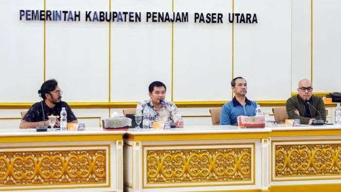 Kepala Dinas KUKMPerindag PPU Margono Hadi Susanto (2 dari kiri) saat memimpin Sosialisasi Rencana Persiapan Expo UMKM dan Forum Investasi Kabupaten PPU. Foto: BorneoFlash/Irwan