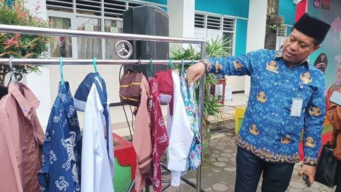 Kepala Dinas Pendidikan dan Kebudayaan (Disdikbud) Kota Balikpapan, Irfan Taufik Menunjukan Seragam Gratis Pemkot Balikpapan. Foto: BorneoFlash/Niken Sulastri