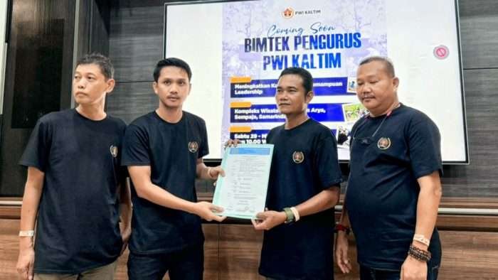 Ketua PWI Kaltim Andurrahman Amin saat menyerahkan SK Kepengurusan PWI Kubar kepada Alfian Nur Ketua PWI Kaltim Abdurrahman Amin saat menyerahkan SK Kepengurusan PWI Kubar kepada Alfian Nur di Ruang Rapat Pertemuan Kompleks Wisata Rumah Ulin Arya, Sempaja Kota Samarinda Minggu (30/6/2024). Foto: BorneoFlash/Ist