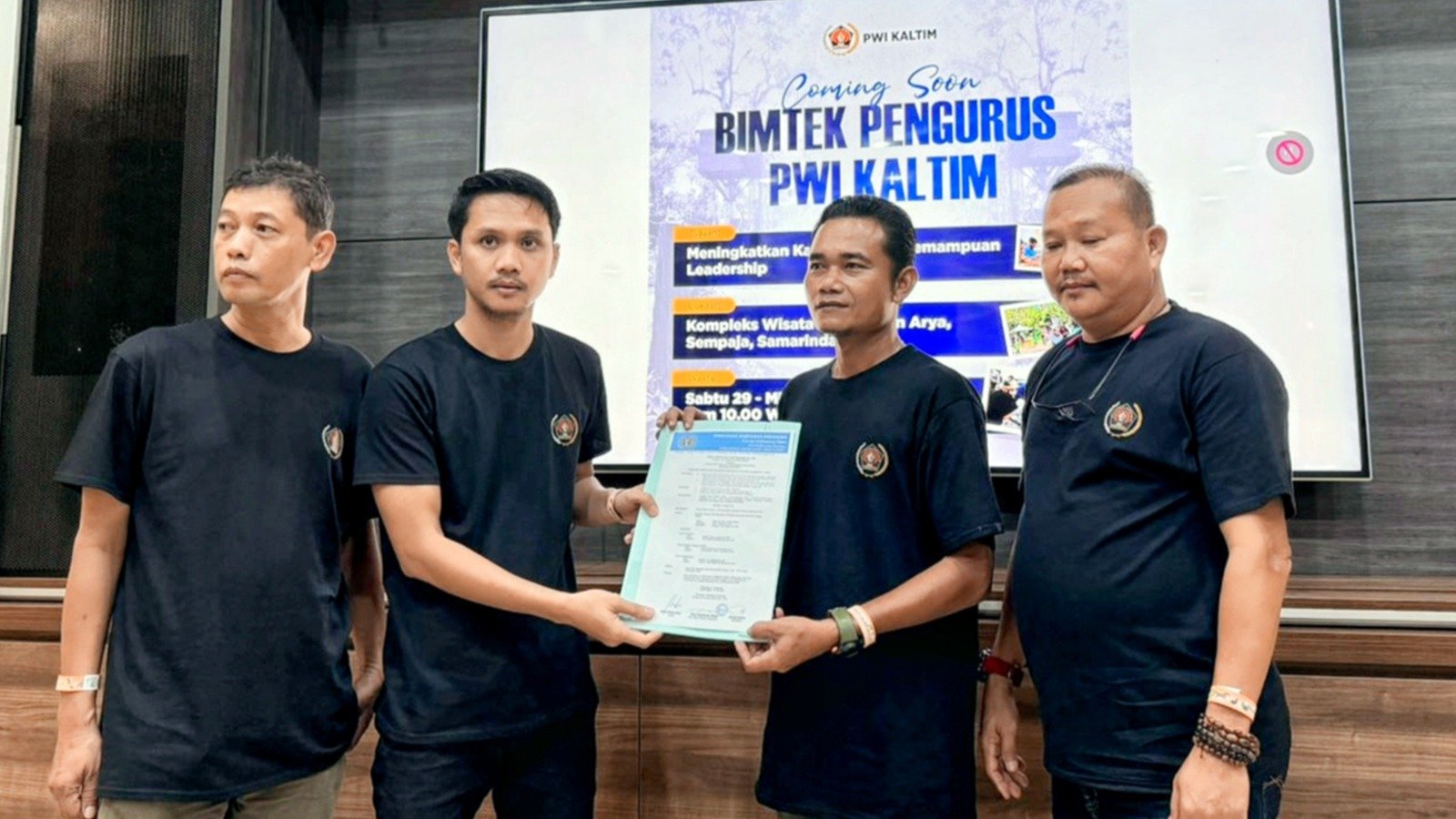 Terpilih Secara Aklamasi, Ketua PWI Kaltim Serahkan SK Kepengurusan PWI Kubar kepada Alfian Nur