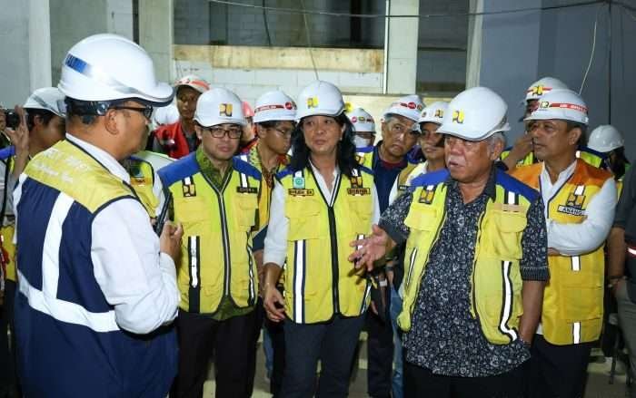 Menteri PUPR Basuki Hadimuljono didampingi Wakil Menteri ATR/BPN yang juga selaku Plt. Wakil Kepala Otorita Ibu Kota Nusantara (IKN) Raja Juli Antoni kunjungi Sistem Penyediaan Air Minum (SPAM) Intake Sepaku pada Jumat (19/7/2024). Foto: HO/Humas Otorita IKN