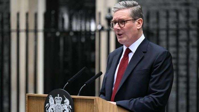 PM Inggris Keir Starmer saat menyampaikan pidato perdananya di Downing Street. Foto: HO/AFP-OLI SCARFF