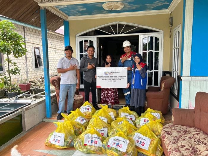 Kilang Balikpapan Salurkan Bantuan untuk Para Korban Banjir Lawe-Lawe
