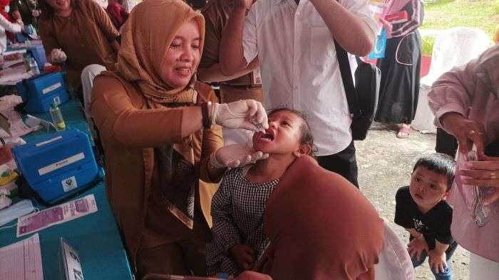 Pelaksanaan Imunisasi polio tetes yang berlangsung di Posyandu Menur 1 Griya Waskita, Kelurahan Damai Kecamatan Balikpapan Selatan, pada hari Selasa (23/7/2024). Foto: BorneoFlash/Niken Sulastri