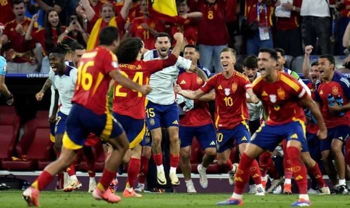 Pemain Spanyol merayakan kemenangan atas Prancis di semifinal Euro 2024. Foto: @AP Photo-Hassan Ammar