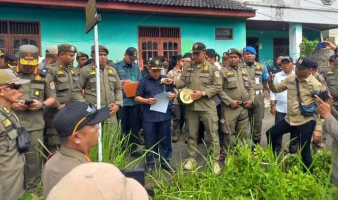 Pemkot Balikpapan bersama Pengadilan Negeri Balikpapan dan BPN didampingi petugas gabungan TNI Polri, saya melakukan eksekusi, di lokasi pembangunan Rumah Sakit Sayang Ibu yang berada di Gang Perikanan RT 16 Kelurahan Baru Ulu, Kecamatan Balikpapan Barat, pada hari Rabu (10/7/2024). Foto: BorneoFlash/Niken Sulastri