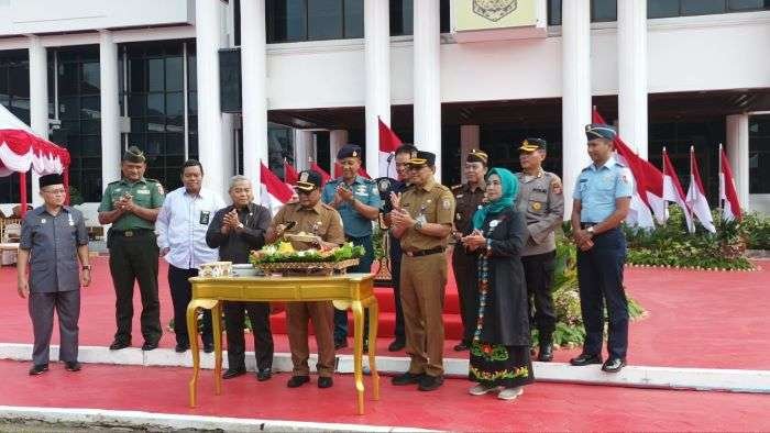 Pemkot Balikpapan gelar upacara peringatan Hari Koperasi Nasional ke 77 tahun 2024 di Halaman Balai Kota Balikpapan, pada hari Senin (15/7/2024). Foto: BorneoFlash/Niken Sulastri