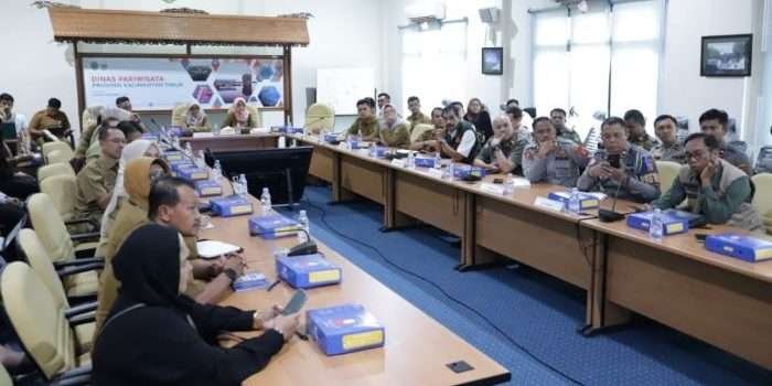 Pemprov Kaltim Bersama Perangkat Daerah yang tergabung dalam kepanitian gelaran akbar EBIFF merapatkan barisan melalui Rapat Koordinasi yang digelar di Ruang Rapat Sapta Pesona Dinas Pariwisata Kaltim, Selasa (16/07/2024). Foto: HO/Diskominfokaltim