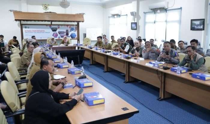 Pemprov Kaltim Bersama Perangkat Daerah yang tergabung dalam kepanitian gelaran akbar EBIFF merapatkan barisan melalui Rapat Koordinasi yang digelar di Ruang Rapat Sapta Pesona Dinas Pariwisata Kaltim, Selasa (16/07/2024). Foto: HO/Diskominfokaltim