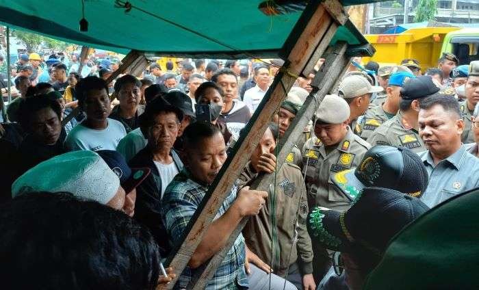Penertiban Pedagang Kaki Lima di kawasan Pasar Tradisional Pandansari, Kecamatan Balikpapan Barat, dilakukan pada hari Selasa (23/7/2024).  Foto: BorneoFlash/Niken Sulastri