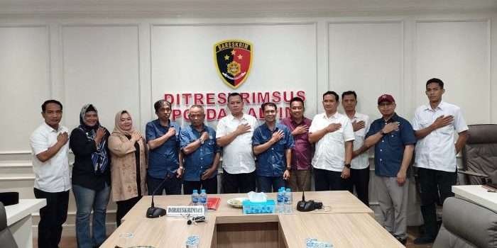 Pengurus Asosiasi Media Siber Indonesia (AMSI) Kalimantan Timur bersama Polda Kaltim melalui Ditreskrimsus, di Mapolda Kaltim, Rabu (24/7/2024). Foto: BorneoFlash/Ist