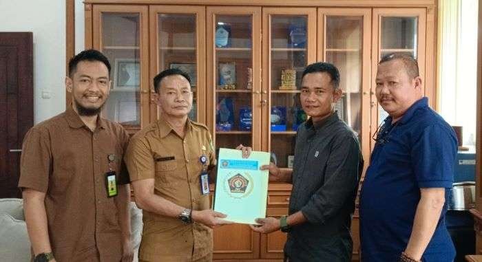Pengurus PWI Kubar Periode 2024-2027 yang diketuai oleh Alfian Nur  menyambangi Dinas Kominfo Kubar pada Senin (15/07/2024). Foto: BorneoFlash/Ist