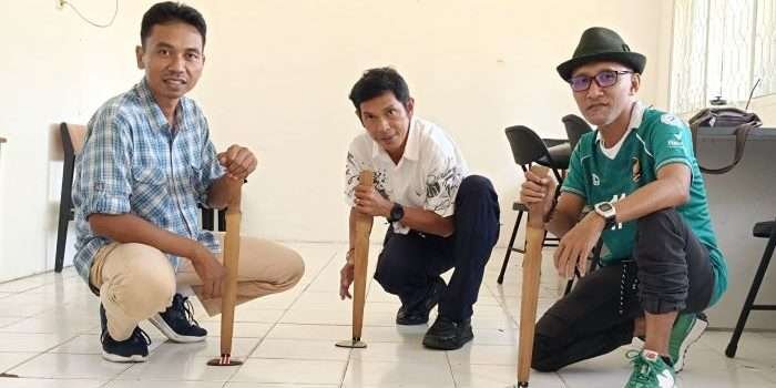 Persiapan Berlaga di Powarnas XIV Kalimantan Selatan, Jurnalis Balikpapan Maulana, Hilmansyah dan Abi Hasan Melakukan Latihan Cabor Balogo di Kantor PWI Balikpapan, Rabu (24/7/2024). Foto: BorneoFlash/Niken Sulastri