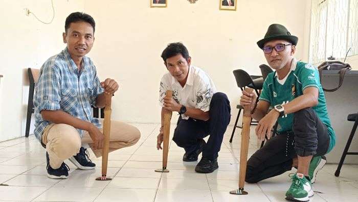 Persiapan Berlaga di Powarnas XIV Kalimantan Selatan, Jurnalis Balikpapan Maulana, Hilmansyah dan Abi Hasan Melakukan Latihan Cabor Balogo di Kantor PWI Balikpapan, Rabu (24/7/2024). Foto: BorneoFlash/Niken Sulastri