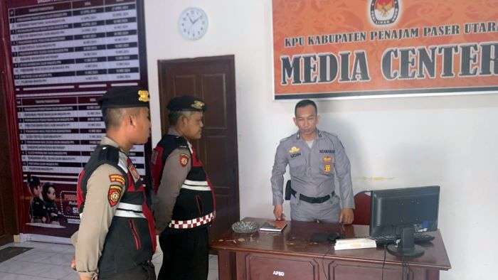 Personel Polres PPU melaksanakan patroli ke Kantor KPU Kabupaten PPU jelang tahapan penting dalam proses pilkada 2024, Rabu (31/07/2024). Foto: HO/Humas Polres PPU