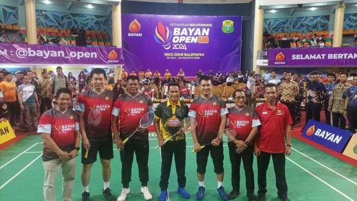 Pertandingan eksibisi atlet nasional Mohammad Ahsan dan Hendra Setiawan berpasangan dengan Wali Kota Balikpapan, H. Rahmad Mas'ud dan perwakilan dari Pangdam VI/Mulawarman, di Balikpapan Sport and Convention Center (BSCC)/DOME, pada hari Senin (29/7/2024). Foto: BorneoFlash/Niken Sulastri