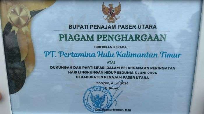 Piagam Penghargaan yang diterima PHKT dari Dinas Lingkungan Hidup (DLH) Kabupaten Penajam Paser Utara (PPU) atas dukungan dan partisipasi perusahaan dalam Pelaksanaan Peringatan Hari Lingkungan Hidup Sedunia di Kabupaten PPU. Foto: HO/PHKT