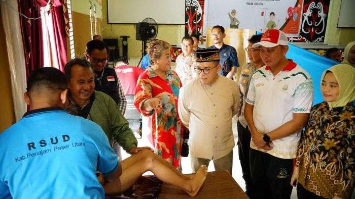Pj Bupati Makmur Marbun saat menghadiri khitanan massal dan donor darah oleh Kejari PPU yang digelar di Gedung Serbaguna RSUD Ratu Aji Putri Botung, Kilometer 09 Nipah-nipah, PPU, Sabtu (13/7/2024). Foto: IST/DiskominfoPPU