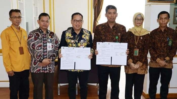 Pj Bupati PPU Makmur Marbun dan Kepala PN Penajam Jimmy Ray berfoto bersama usai penandatangan hibah lahan. Foto: IST/DiskominfoPPU