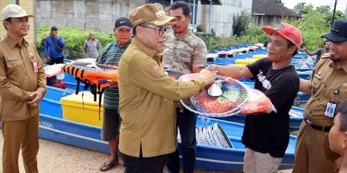 Pj Bupati PPU Serahkan Bantuan 15 Unit Kapal kepada Nelayan di Desa Babulu Laut