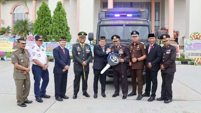 Pj Bupati PPU Makmur Marbun menyerahkan satu unit mobil operasional untuk Kepolisian pada peringatan Hari Bhayangkara atau HUT ke-78 Bhayangkara, Senin (1/7/2024). Foto: IST/DiskominfoPPU
