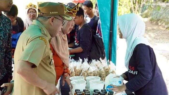 Pj Bupati PPU Makmur Marbun saat hadiri pada acara Panen Karya sekaligus memperingati Dies Natalis ke-39 SMPN 5 PPU. Pj Bupati PPU Makmur Marbun saat hadiri pada acara Panen Karya sekaligus memperingati Dies Natalis ke-39 SMPN 5 PPU. Foto: IST/DiskominfoPPU