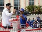 Pj Bupati PPU Makmur Marbun saat memeriksa salah satu unit mobil usai menyerahkan 6 unit armada mobil pemadam kebakaran, Rabu (10/2024). Foto: IST/DiskominfoPPU