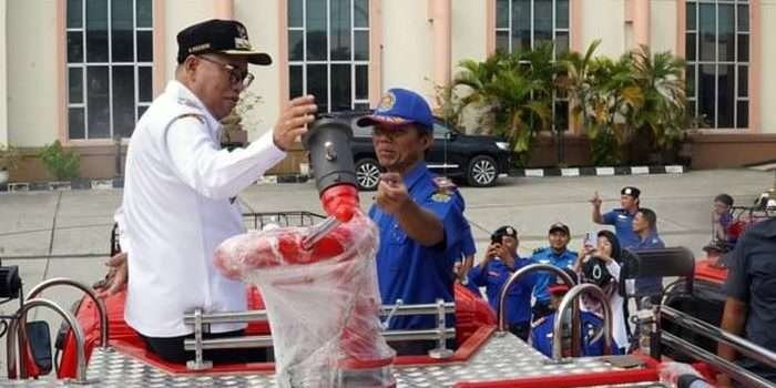 Pj Bupati PPU Makmur Marbun saat memeriksa salah satu unit mobil usai menyerahkan 6 unit armada mobil pemadam kebakaran, Rabu (10/2024). Foto: IST/DiskominfoPPU