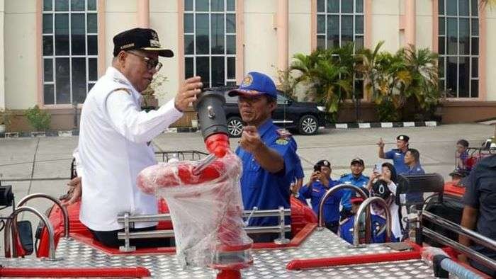 Pj Bupati PPU Makmur Marbun saat memeriksa salah satu unit mobil usai menyerahkan 6 unit armada mobil pemadam kebakaran Pj Bupati PPU Makmur Marbun saat memeriksa salah satu unit mobil usai menyerahkan 6 unit armada mobil pemadam kebakaran, Rabu (10/2024). Foto: IST/DiskominfoPPU