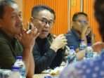 Pj Bupati PPU Makmur Marbun saat memimpin rapat koordinasi membahas Struktur Organisasi dan Tata Kerja (SOTK) di Hotel Blue Sky Balikpapan, Jumat (12/7/2024). Foto: IST/DiskominfoPPU