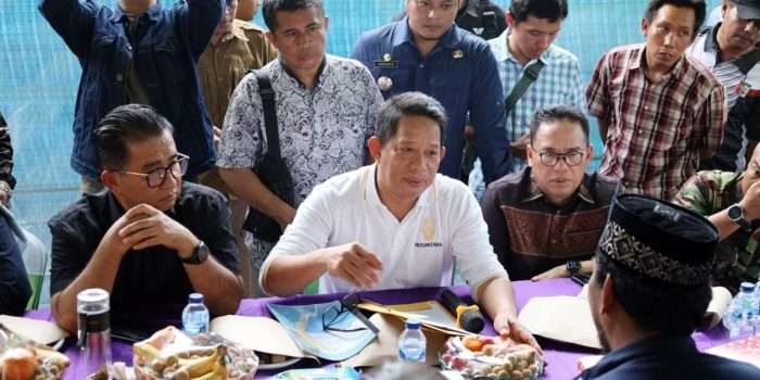 Pj Bupati PPU Makmur Marbun, saat sosialisasi pembangunan jalan bebas hambatan segmen 6A dan 6B Ibu Kota Nusantara (IKN) di Kelurahan Pemaluan pada Minggu (30/6/2024) kemarin. Foto: IST/DiskominfoPPU