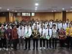 Pj Bupati PPU, Makmur Marbun (tengah) saat penyerahan sertifikat kepada 102 peserta Diklat Tenaga Teknis Penerbangan di Aula Lantai I Kantor Bupati PPU, Kamis (11/7/2024). Foto: IST/DiskominfoPPU
