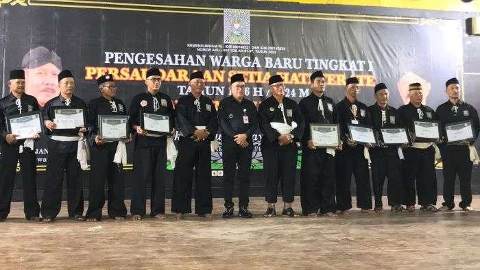 Pj Bupati PPU Makmur Marbun, turut hadir di acara syukuran pengesahan calon warga baru PSHT Cabang PPU, di Graha Pemuda Penajam, Jumat (12/7/2024) malam. Foto: BorneoFlash/Irwan