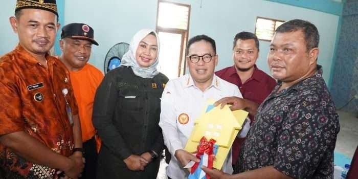 Pj Bupati PPU Serahkan Bantuan Rumah Relokasi untuk Korban Pasca Longsor 2018 Desa Telemow