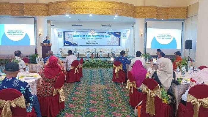Plt Sekretaris DP3AKB Kota Balikpapan, Umar Adi Saat workshop bagi Pemerhati Anak di Kota Balikpapan, di Grand Tiga Mustika Hotel Balikpapan, pada hari Rabu (17/7/2024). Foto: BorneoFlash/Niken Sulastri