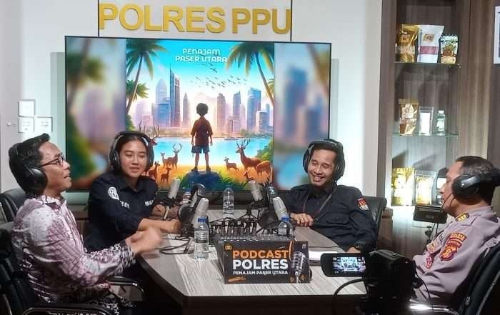 Polres PPU menggelar podcast spesial dengan menghadirkan Ketua KPU dan Ketua Bawaslu PPU, pada Kamis (18/07/2024). Foto: HO/Humas Polda Kaltim