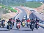 Presiden Jokowi mengendarai sepeda motor untuk meninjau progres pembangunan jalan Tol Ibu Kota Nusantara (IKN) di Kabupaten Penajam Paser Utara (PPU), Provinsi Kalimantan Timur (Kaltim), pada Minggu (28/7/2024). Foto: Ist/BPMI Setpres-Muchlis Jr