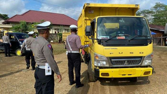 Satlantas Polres Kubar menjaring pelanggar lalu lintas dalam Operasi Patuh Mahakam 2024. Foto: HO/Humas Polres Kubar