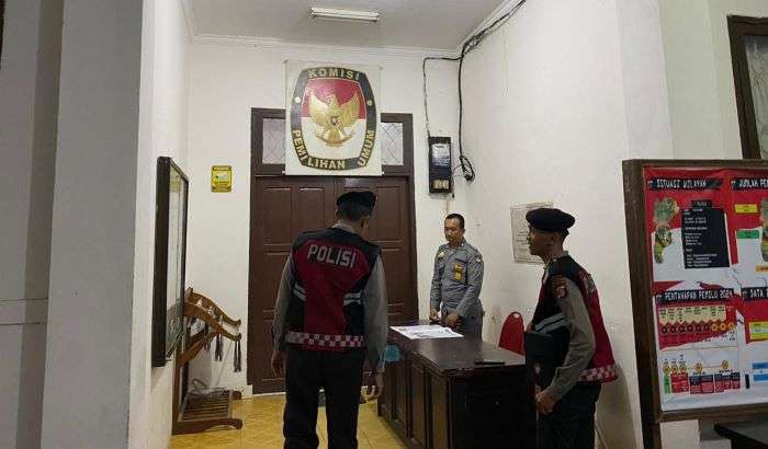 Satuan Samapta Polres Penajam Paser Utara melakukan patroli rutin di Kantor Komisi Pemilihan Umum (KPU) Kabupaten Penajam Paser Utara (PPU), pada hari Rabu (3/7/2024). Foto: HO/Humas Polda Kaltim