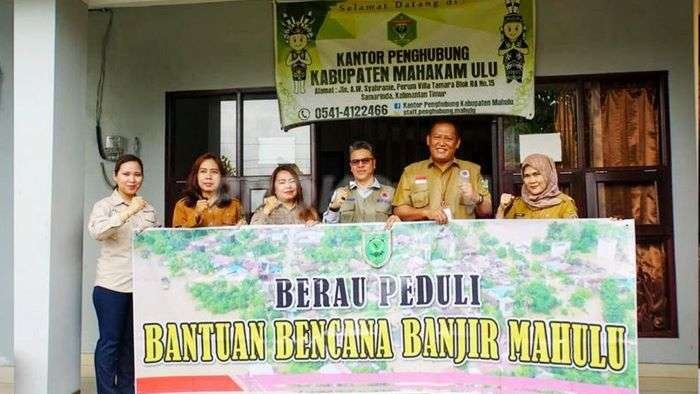 Sekretaris BPBD Mahulu, Marcelly menerima secara simbolis bantuan dari Pemkab Berau yang diserahkan oleh Kalaksa BPBD Berau, Masyhadi Muhdi, di Kantor Penghubung Pemkab Mahulu di Samarinda, Komplek Perum Villa Tamara, Samarinda, Senin (08/07/2024). Foto: HO/Prokopim Mahulu