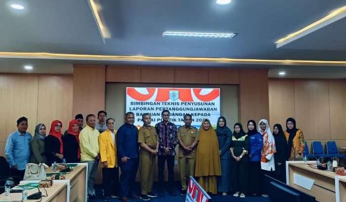 Sekretaris Daerah (Sekda) Kabupaten Paser Katsul Wijaya, membuka Bimbingan Teknis (Bimtek) Laporan Pertanggung Jawaban Bantuan Keuangan Kepada Partai Politik (Parpol) yang memperoleh kursi di DPRD Paser, berlangsung di Ruang Sadurengas, Sekretariat Pemkab Paser, Selasa (16/7/2024). Foto: BorneoFlash/IST