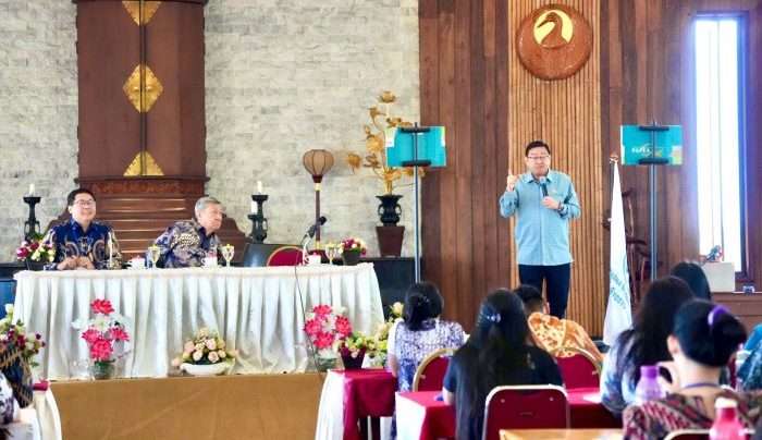 Sekretaris Otorita IKN, Achmad Jaka Santos Adiwijaya Saat memberikan pembekalan kepada para generasi muda NSI di Maha Vihara Saddharma-NSI (Myoho-Ji), Kabupaten Bogor, pada Jumat (12/07/2024). Foto: HO/Humas Otorita IKN