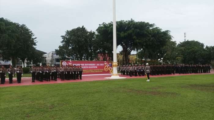 Upacara peringatan HUT Bhayangkara ke 78 di Halaman Balai Kota Balikpapan, pada hari Senin (1/7/2024). Foto: BorneoFlash/Niken Sulastri