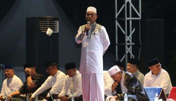 Ustadz. Dr. H. Das'ad Latif. S.Sos. S.Ag. M.Si. Ph.D. Mengisi ceramah Tabligh Akbar yang berlangsung di Balikpapan Sport Convention Center (BSCC)/DOME, pada hari Minggu (7/7/2024) malam. Foto: BorneoFlash/Niken Sulastri