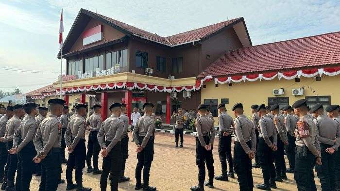 Wakapolres Kubar KOMPOL Ahmad Abdullah memberikan arahan kepada Bintara Remaja anggota Sat Tahti dan anggota SPKT Polres Kutai Barat di halaman Polres Kubar, Rabu 27/07/2024. Foto: HO/Humas Polres Kubar